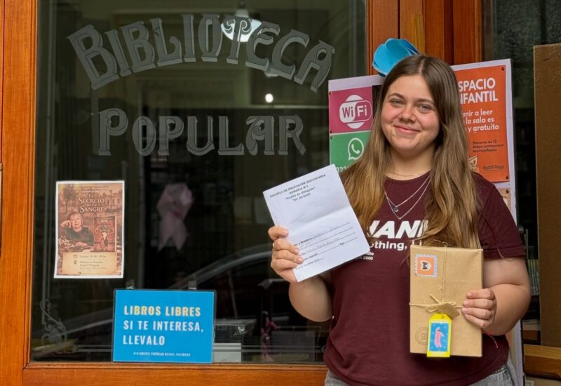 Alumna de la Secundaria 17 completó su pasantía en la biblioteca